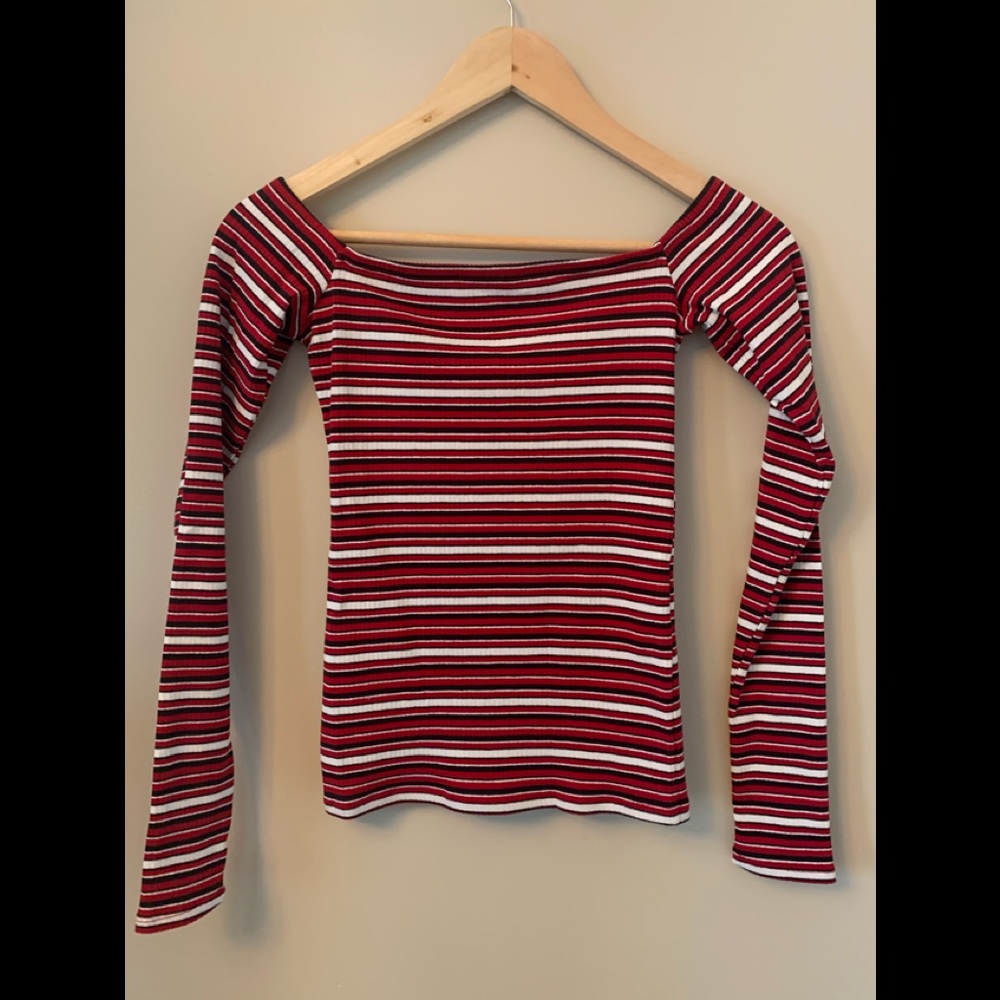 Hollister off shoulder slim tee S